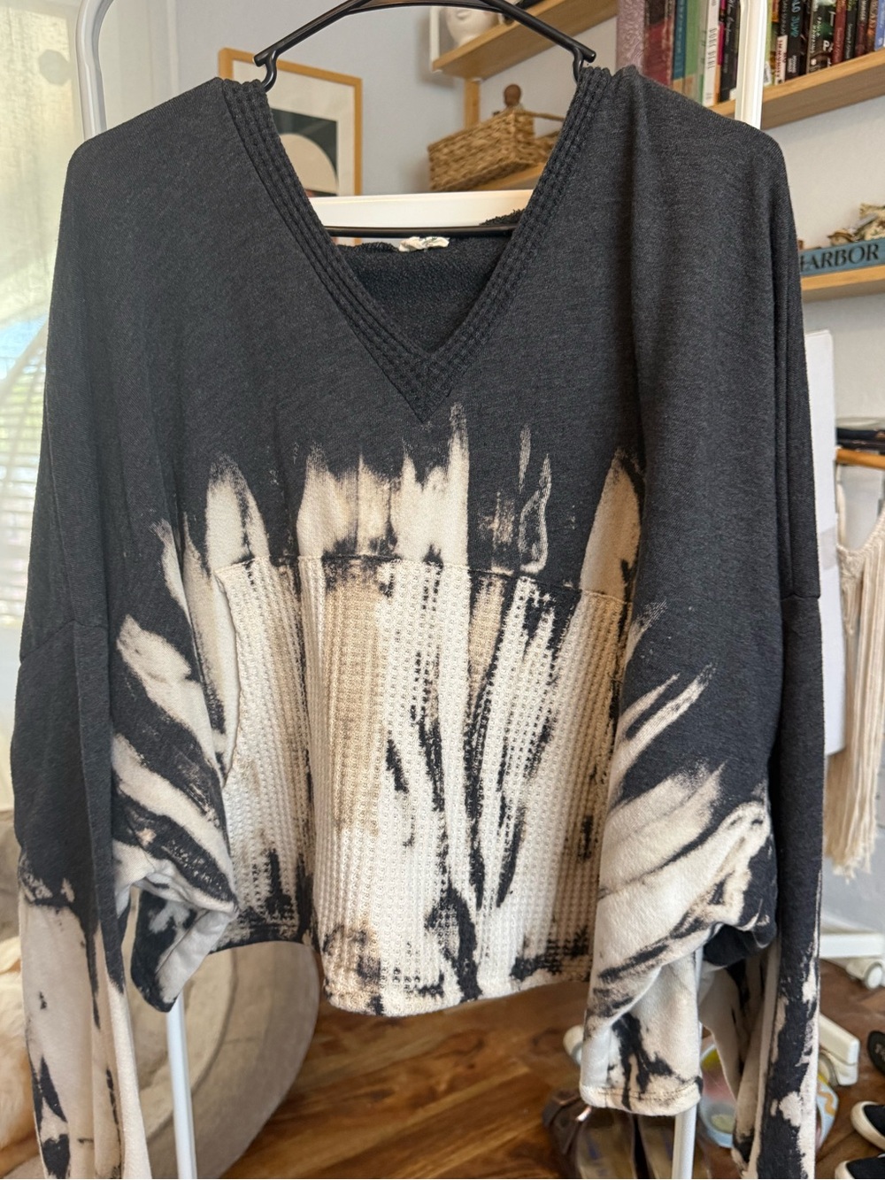 Black and Cream Tie-Dye V-Neck Women's Cropped hooded Sweatshirt Top